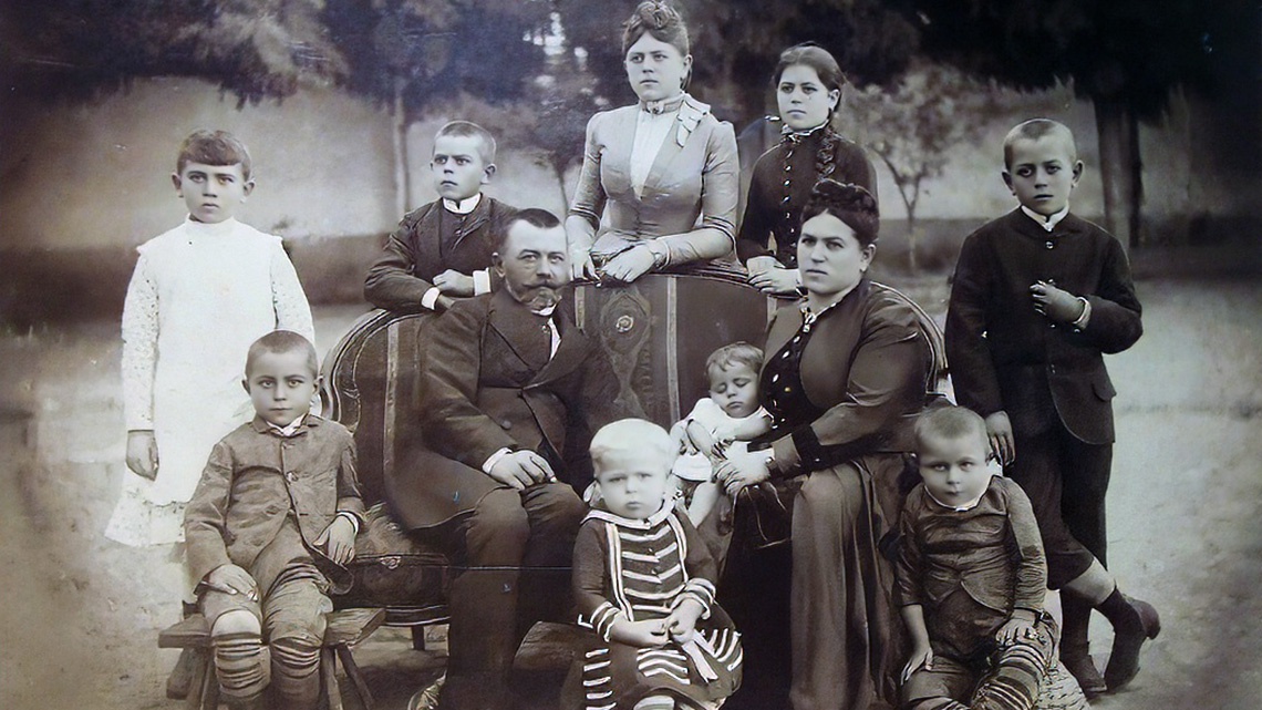 Porodica Lukseder. Snimak iz 1887. godine.