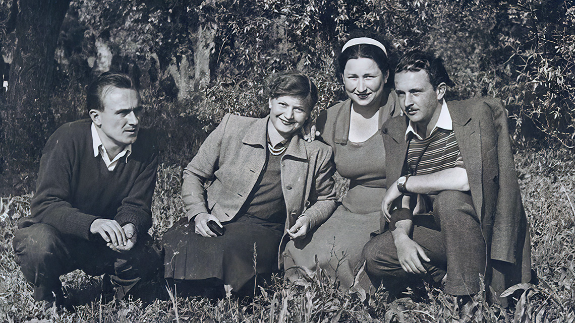 U Gradištu Olgica Dragić (druga sa leve strane) i Imre Pataki – Jančika veterinar (prvi sa desne strane). Snimak iz sredine pedesetih godina XX veka. Iz porodičnog albuma porodice Predraga Dragića