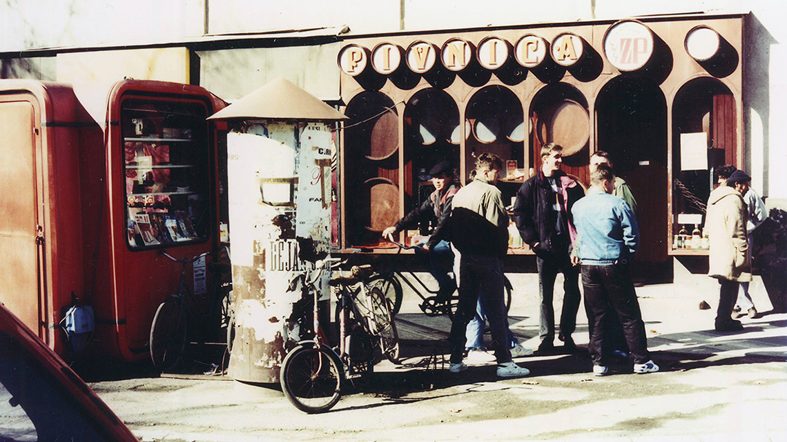 Pivnica na uglu Zanatskog doma, Novi Bečej. Snimak sa kraja osamdesetih godina XX veka. Iz zaostavštine Imreta Sakača