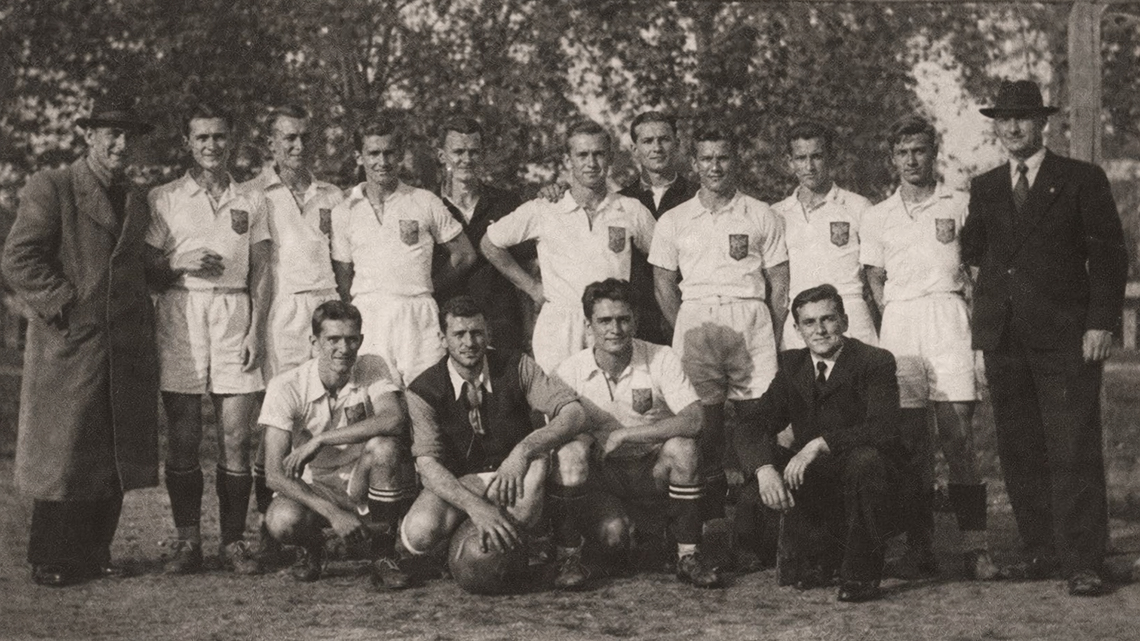 Team of S. C. Zanatlija Novi Bečej before the match against Slavija, 13 October 1940