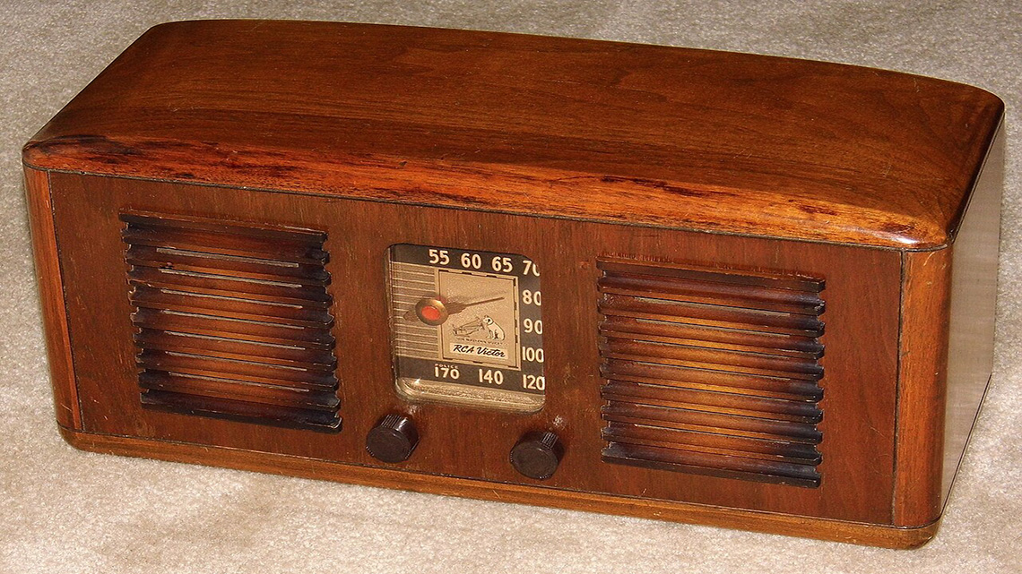 Istražite pojavu prvih radio-aparata u Jugoslaviji tokom 1920-ih godina. Otkrijte kako su ovi uređaji transformisali komunikaciju i zabavu u novo doba