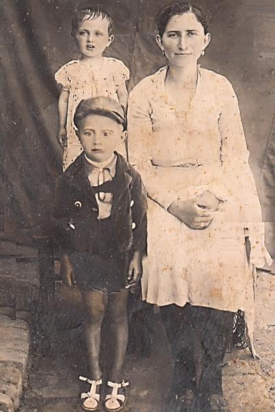 Nada i Svetolik Kvaščev. Sedi Katica Kvaščev, kasnije udata Ićurup u Melenicima, krajem 30-ih godina.