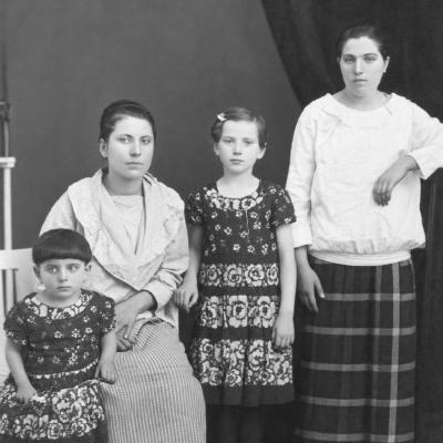 Ljubica Tatić sa ćerkama i Darinkom Baračkovom