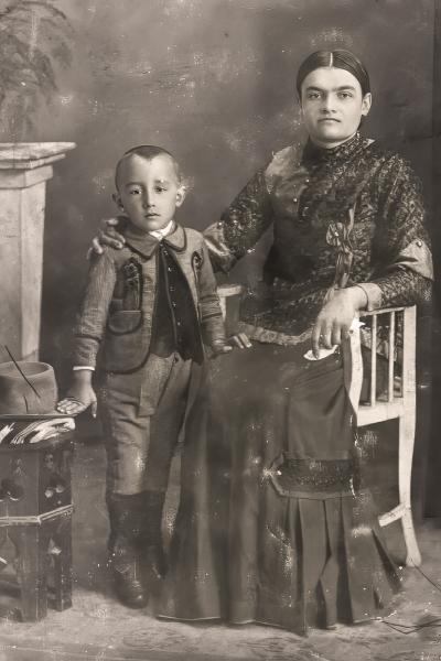 Angelina Brusin i sin joj Kajica u foto ateljeu 1916. godine