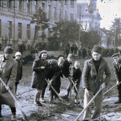 Radna akcija na glavnoj ulici. Osposobljavanje uličnih kanala radi odvoda atmosferskih voda. 